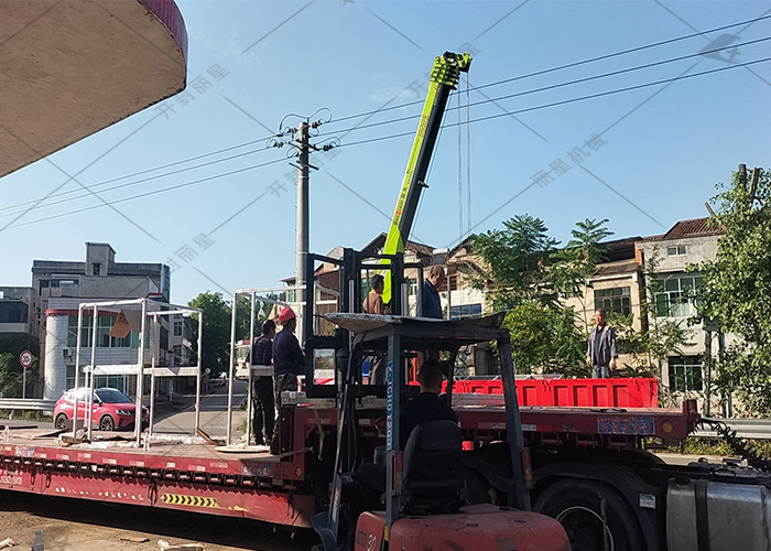鮮粉機(jī)器卸機(jī).jpg
